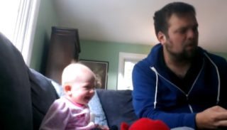 Tohle mimino nakazí smíchem i&nbsp;vás. Co ho tak rozesmálo? VIDEO