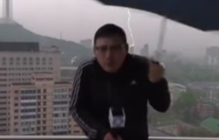 VIDEO: Moderátora zasáhl při&nbsp;natáčení bouřky blesk!