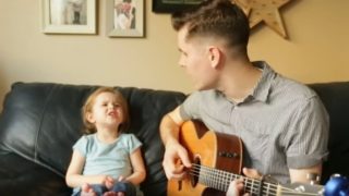VIDEO: Čtyřletá holčička zazpívala s&nbsp;tatínkem! A&nbsp;je z&nbsp;toho hit internetu!