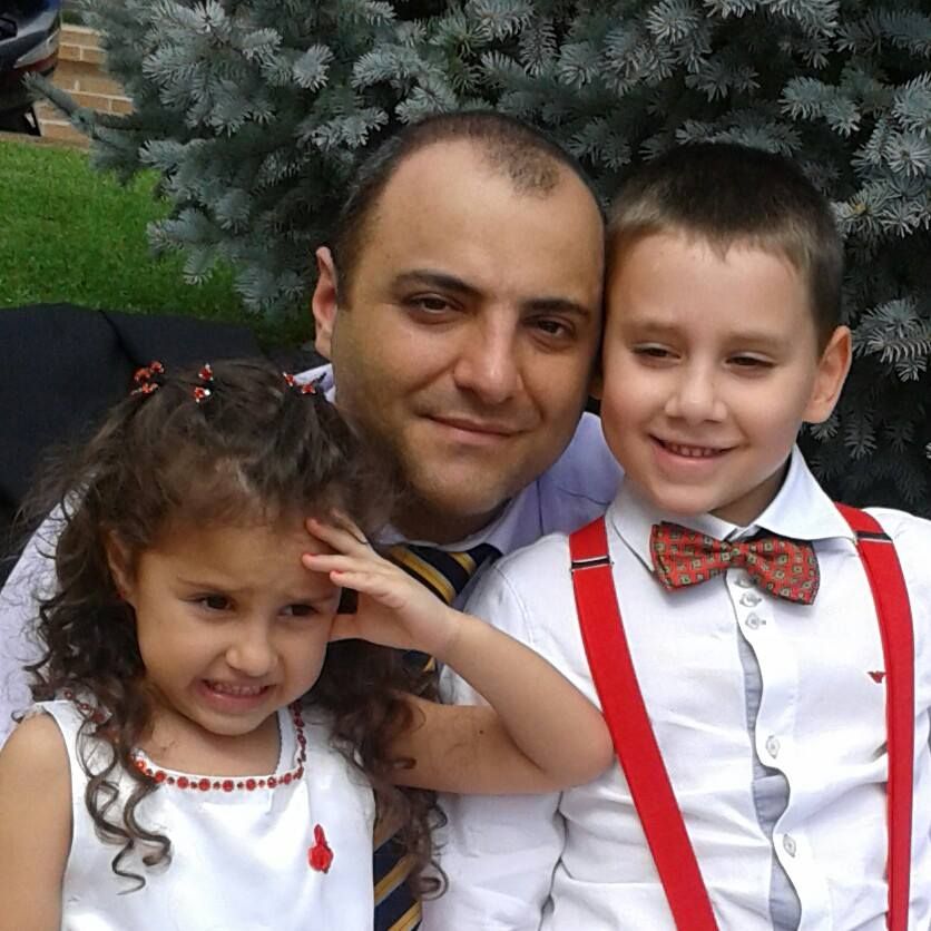 Žena a&nbsp;děti mu zůstaly uvnitř zavaleného hotelu. Už nedoufal, že žijí! Pak se ale stal ZÁZRAK