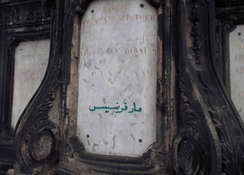 Cizinec počmáral arabským nápisem sochu na&nbsp;Karlově mostě. Co napsal?