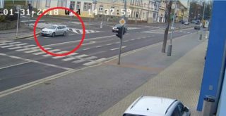 VIDEO: V&nbsp;Ústí bourala opilá těhotná žena. V&nbsp;autě navíc vezla dvouletou dcerku