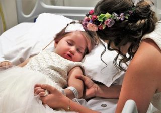 V dobrém i&nbsp;ve zlém. Dvojice uspořádala svatbu u&nbsp;lůžka jejich smrtelně nemocné dcery