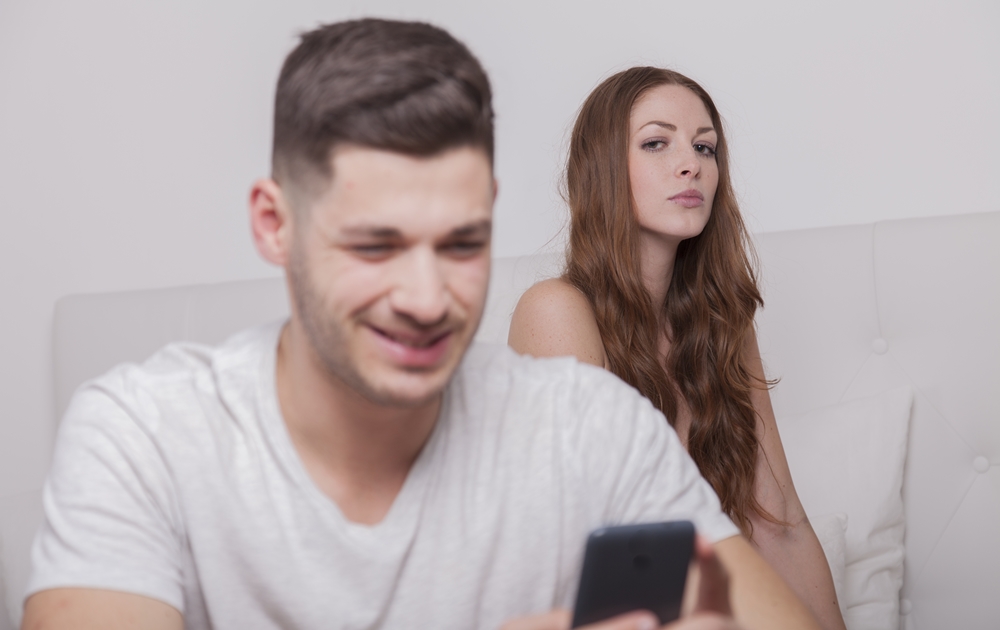 Podezíráte partnera z&nbsp;nevěry? Pravdu můžete zjistit i&nbsp;při&nbsp;pohledu na&nbsp;jeho fotografii