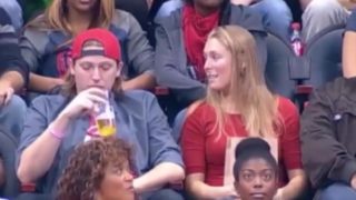 Muž odmítl políbit přítelkyni před kamerou. Její reakce baví internet! VIDEO