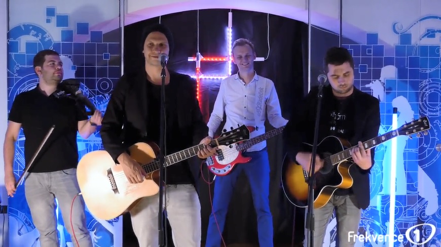 VIDEO: O5 a&nbsp;Radeček ve studiu Frekvence 1 zazpívali píseň Budu rád