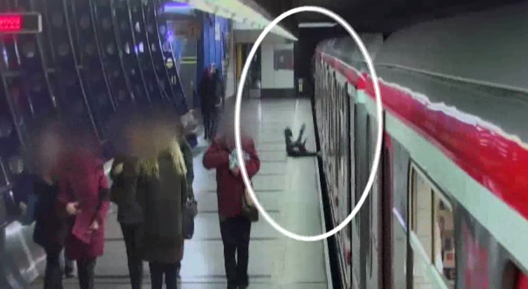 To bylo o&nbsp;fous! Opilému muži se podařilo narazit do jedoucího metra, incident zachytily kamery. VIDEO