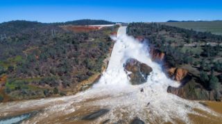 Hrozí protržení nejvyšší přehrady USA. Její okolí musí opustit až 100 tisíc lidí
