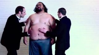 VIDEO: Hudebník hraje obéznímu muži na&nbsp;břicho! Zní to neuvěřitelně