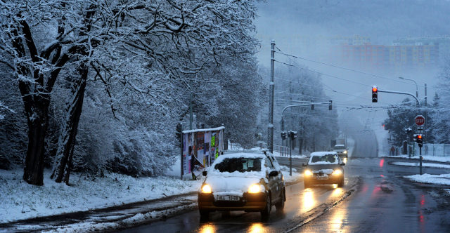 Meteorologové vydali výstrahu: Hrozí silný vítr a náledí, místy napadne až 15 cm sněhu