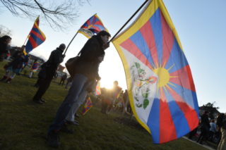 Zákrok policie kvůli tibetské vlajce byl nezákonný, rozhodl o&nbsp;tom soud