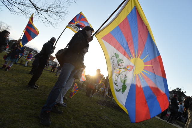 Zákrok policie kvůli tibetské vlajce byl nezákonný, rozhodl o tom soud