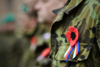 Ulice zaplaví vlčí máky na&nbsp;klopu kabátu, připomenou Den válečných veteránů