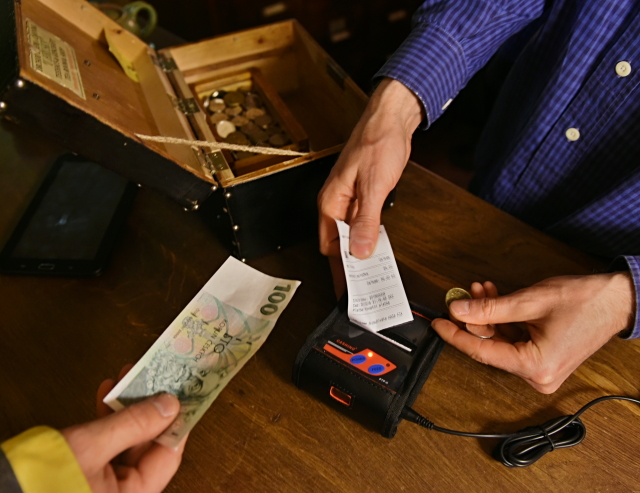 Muž (26) měl napadnout úředníky při&nbsp;kontrole EET: Hrozí mu 4 roky vězení