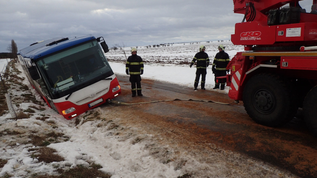 U Kouřimi havaroval autobus. Hasiči evakuovali 24 dětí! Řidiče museli vyprostit oknem