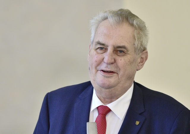 Při protestu v&nbsp;Lipníku zasahovala i&nbsp;policie. Nejste víc než 113 tisíc lidí, vzkázal Zeman Hradílkovi.