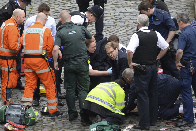 Hrdina dne: Pobodaného policistu zachraňoval britský politik! Kvůli teroristům už dříve přišel o&nbsp;bratra