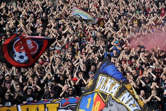 Prahou šlo na&nbsp;derby 500 fanoušků Sparty, šest policie zadržela