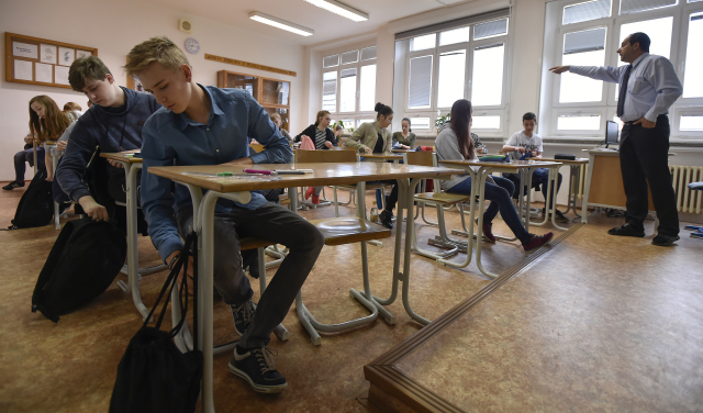 Koalice schválila zvýšení platů učitelů i&nbsp;veřejných zaměstnanců