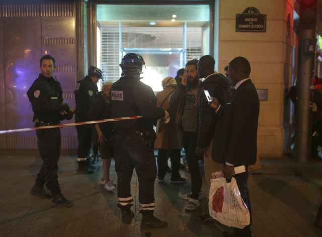 Střelba v pařížské ulici Champs-Élysées: Zemřel policista a útočník! VIDEO