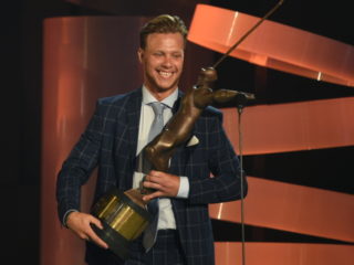 Pastrňák získal jako nejmladší hráč v&nbsp;historii Zlatou hokejku. Porazil Voráčka i&nbsp;Jágra