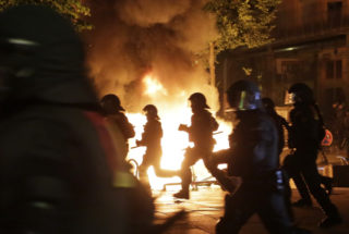 Summit G20 v&nbsp;Hamburku: Nové střety policie s&nbsp;demonstranty! Hoří auta, nad městem stoupá dým. VIDEO