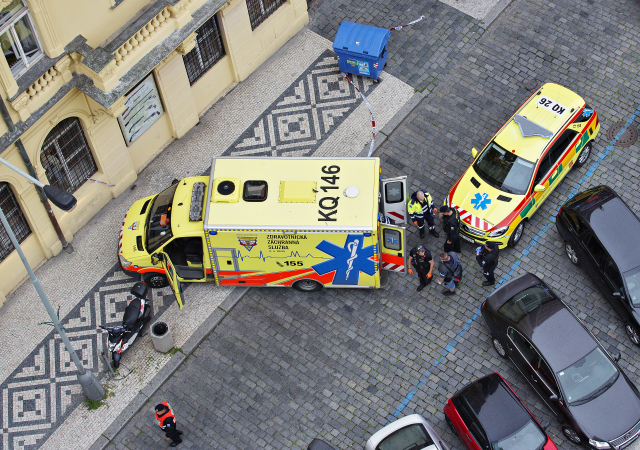 Střelba při&nbsp;přepadení obchodu v&nbsp;centru Prahy! Dva lidé jsou zranění