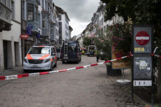Útok ve Švýcarsku: Muž s&nbsp;motorovou pilou zranil pět lidí
