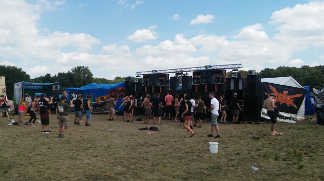 Technoparty na louce na Nymbursku skončila. Účastníci hromadně odjíždějí