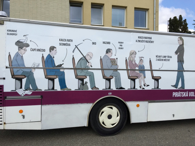 FOTO DNE: Piráti vyrazili do voleb s&nbsp;“vězeňským autobusem”