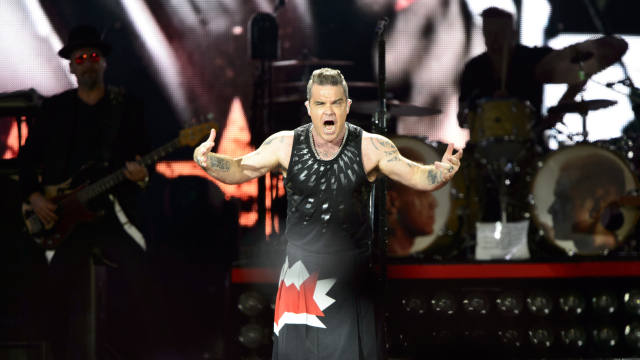 Robbie Williams na&nbsp;koncertě v&nbsp;Praze představil svého otce a&nbsp;manželku