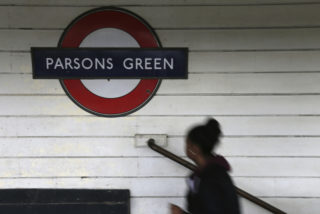 Britská policie zadržela kvůli útoku v&nbsp;metru druhého muže