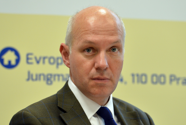 Fischer je senátor za Prahu 12, plánuje prezidentskou kandidaturu