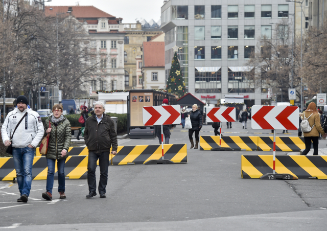 Zábrany proti teroristům? Magistrát postavil betonové bloky na Václavák a náměstí Republiky