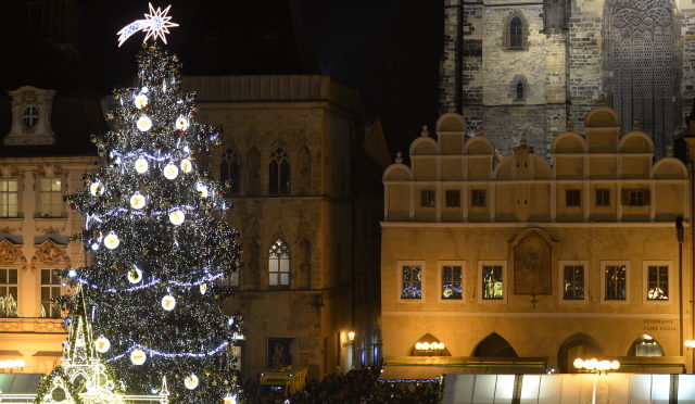 Advent začíná, Praha rozsvítila nejsledovanější vánoční strom. Jak se vám líbí?