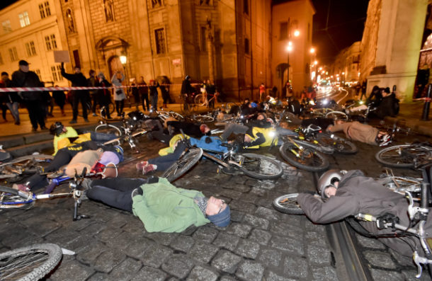Spolek Auto*Mat uspořádal 11. prosince v centru Prahy happening, při kterém si cyklisté lehli na rušnou silnici na Křižovnickém náměstí na závěr protestní cyklovyjížďky po objížďkách pěších zón. Cyklisté tak vystoupili proti připravovanému zákazu průjezdu na kole centrem města v předvečer rozhodnutí radnice Prahy 1 o omezení kol.