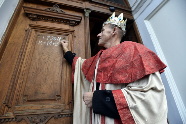 Tři králové přicházejí. Co znamená K+M+B na&nbsp;dveřích?