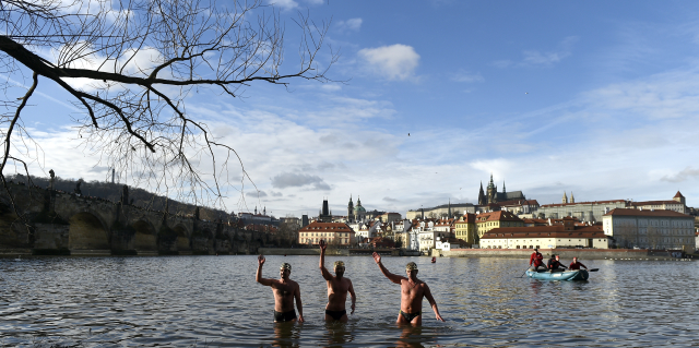 U Karlova mostu do Vltavy naskákaly desítky otužilců