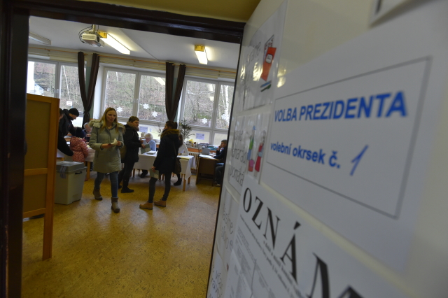 VOLBY 2. den: Volba nového prezidenta pokračuje, místnosti budou otevřené do 14 hodin