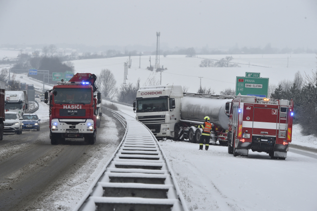 Sněhová kalamita na&nbsp;Moravě! Bouralo už minimálně sto aut, hlásí policie