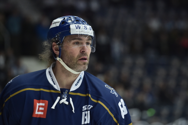 Plné tribuny se dočkaly! Jaromír Jágr oslavil návrat do Kladna třemi asistencemi