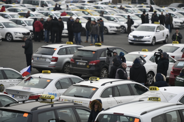 Taxikáři opět protestují. Jedou před vládu, ministerstvo dopravy a magistrát