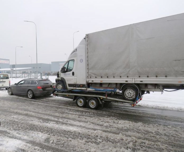 FOTO DNE: Řidič vezl dodávku na malém vozíku, řidičák měl jen na fotce