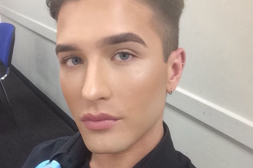 Vždy chodil do práce nalíčený, teď mu šéf make-up zakázal. Je to diskriminace, tvrdí mladík