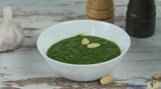 Chuťovky Frekvence 1: Recept na&nbsp;domácí bazalkové pesto. Ke špagetám ideální!