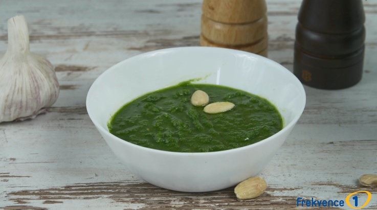 Chuťovky Frekvence 1: Recept na domácí bazalkové pesto. Ke špagetám ideální!