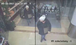 Kapsář ukradl z&nbsp;bundy v&nbsp;restauraci čtvrt milionu korun! Poznáváte ženu na&nbsp;záběrech?