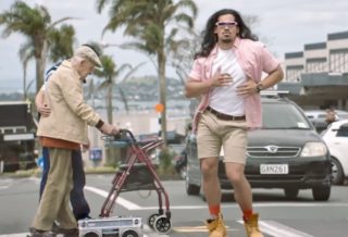 Nejzábavnější inzerát na&nbsp;světě? Tohle náborové VIDEO policie vás zaručeně pobaví