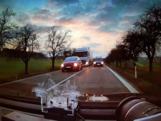 Řidič předjížděl přes plnou čáru. Hrozivou nehodu zachytily policejní kamery. VIDEO
