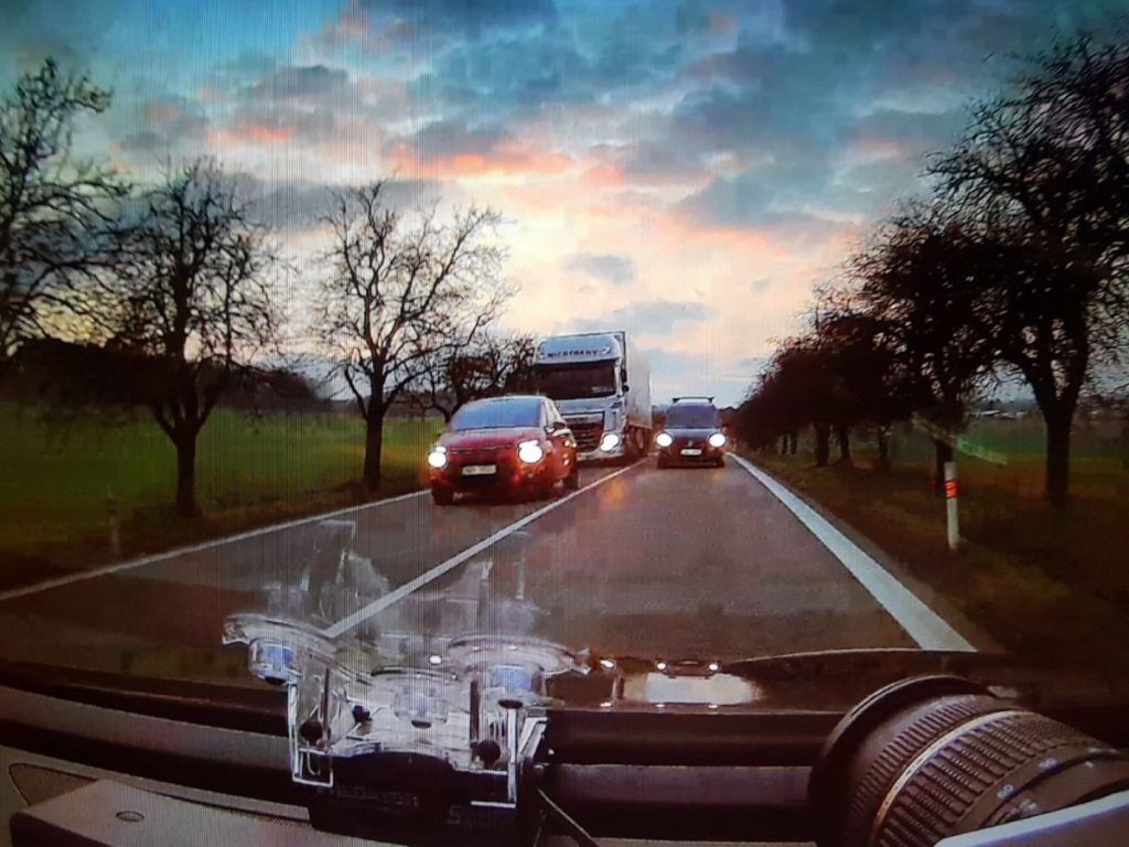 Řidič předjížděl přes plnou čáru. Hrozivou nehodu zachytily policejní kamery. VIDEO